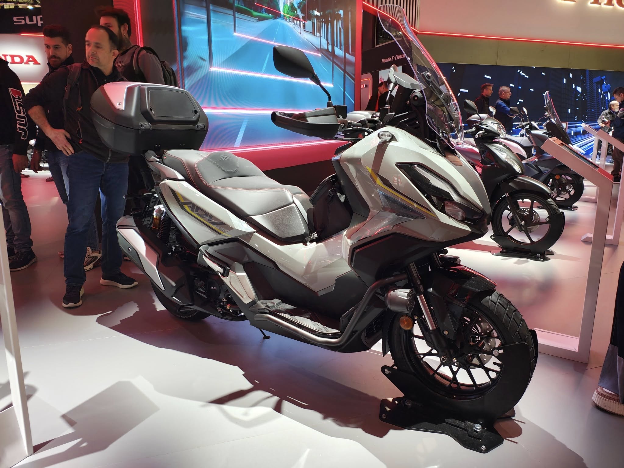 Honda ADV 350 2026 ถ่ายภาพจริงที่งานแสดงรถ EICMA 2025 เห็นโช้คหน้าหัวกลับและยางกึ่งวิบากชัดเจน