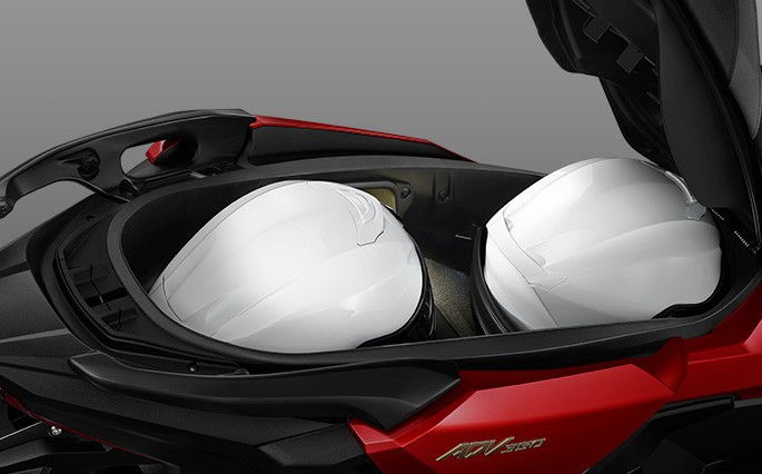 ช่องเก็บของใต้เบาะ 48 ลิตรของ Honda ADV 350 ใส่หมวกกันน็อกได้ 2 ใบ พร้อมไฟส่องสว่าง