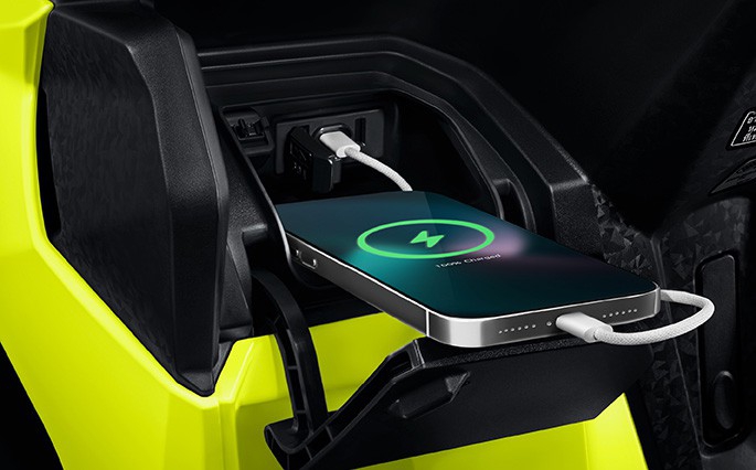ช่องชาร์จ USB Type-C ในกล่องคอนโซลหน้าของ Honda Click 160 2026 ชาร์จมือถือระหว่างขับขี่