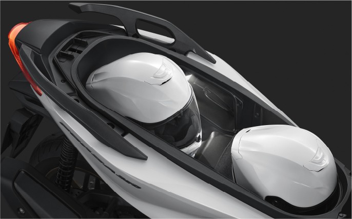 ช่องเก็บของใต้เบาะขนาดใหญ่ของ Honda Forza 350 2026 ใส่หมวกกันน็อกเต็มใบได้ 2 ใบ พร้อมไฟส่องสว่าง