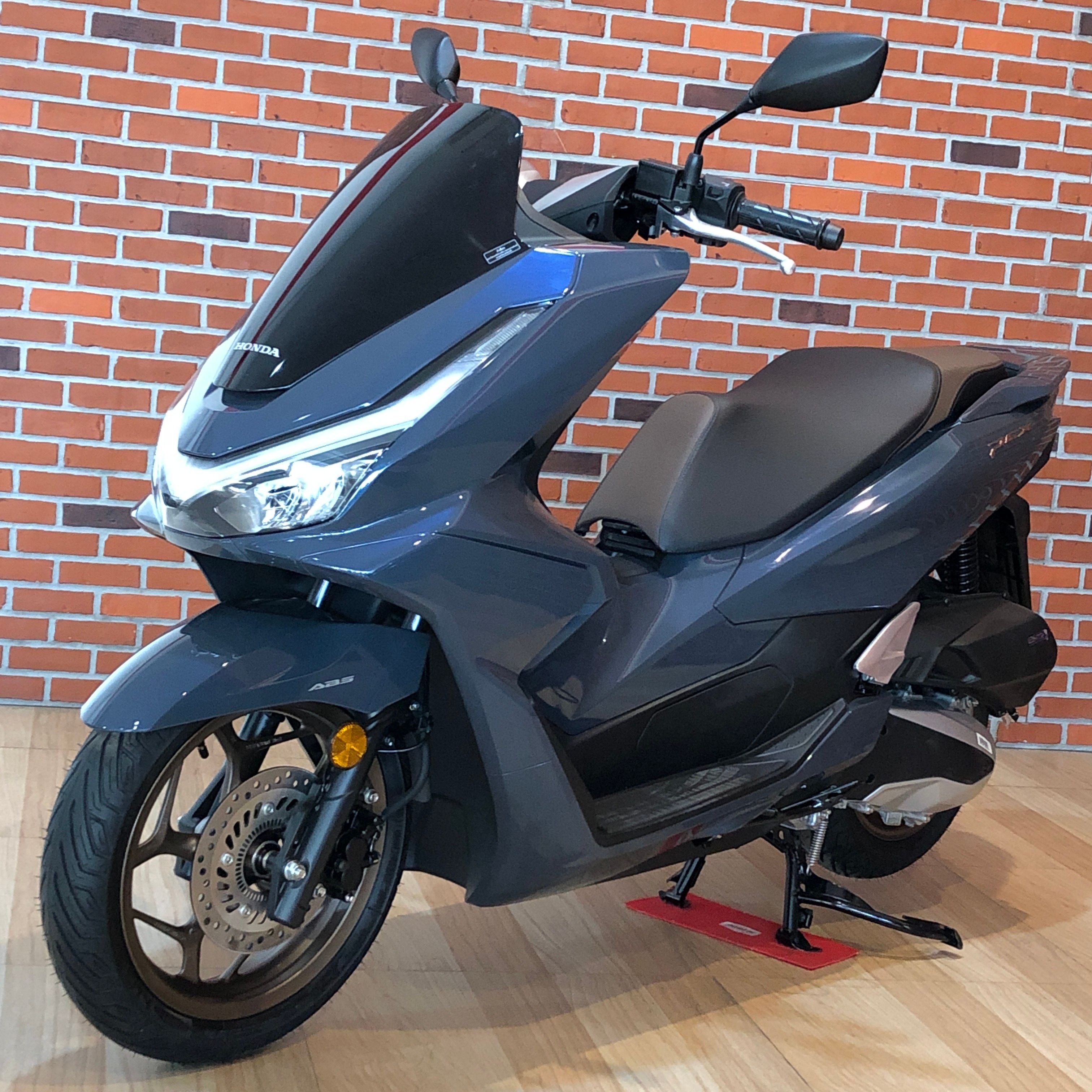 Honda PCX 160 vs ADV 160 ภูเก็ต — เปรียบเทียบจริง ก่อนตัดสินใจเช่าหรือซื้อ