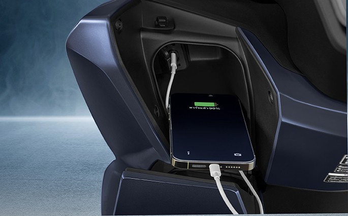 ช่องชาร์จ USB Type-A ใต้แผงหน้าของ Honda PCX 160 2026 สะดวกชาร์จสมาร์ทโฟนระหว่างขับ