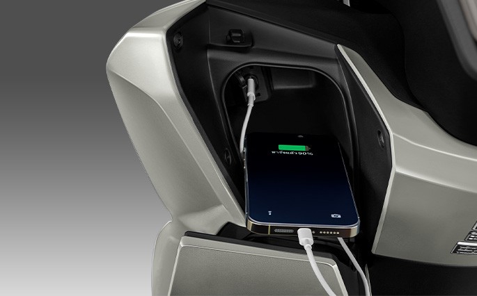 ช่องชาร์จ USB Type-C ในช่องเก็บของด้านหน้า Honda PCX 160 2026 ชาร์จมือถือระหว่างขับขี่