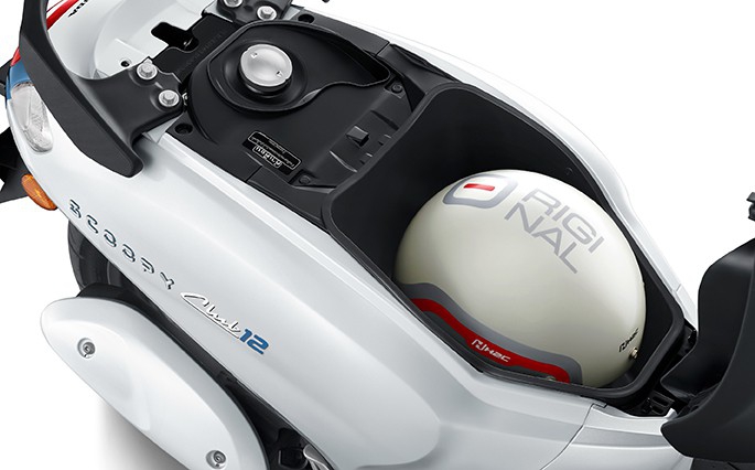 ช่องเก็บของใต้เบาะ Honda Scoopy 2026 เก็บหมวกกันน็อกได้ทั้งใบ