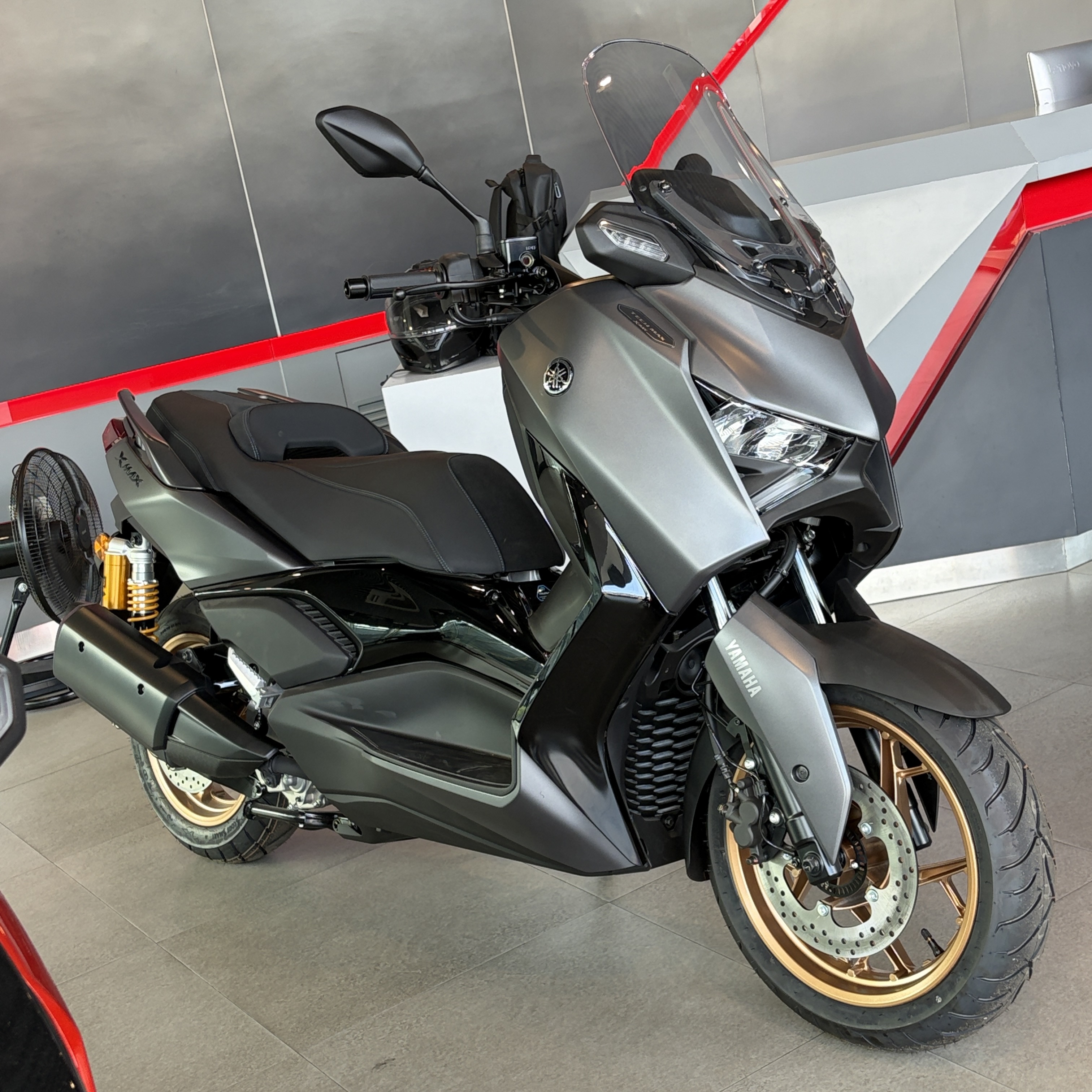 เปรียบเทียบ Yamaha XMAX 2026 กับ Honda ADV 350 2026 ภาพถ่ายจริง